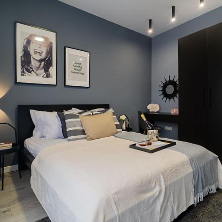 Chic Black & White 2Br Retreat On Dambovitei Bucareste Exterior foto
